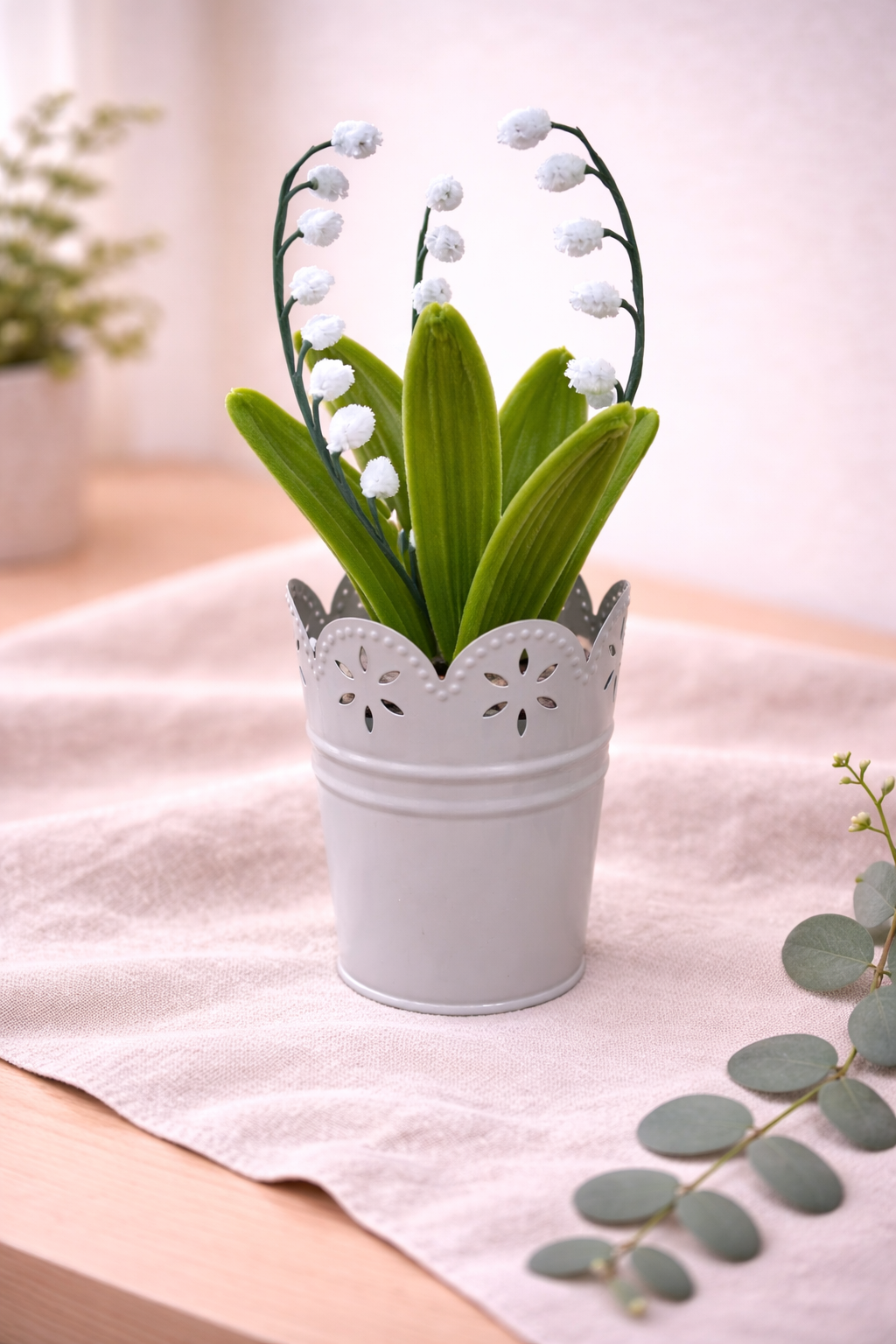 Muguet en pot gris