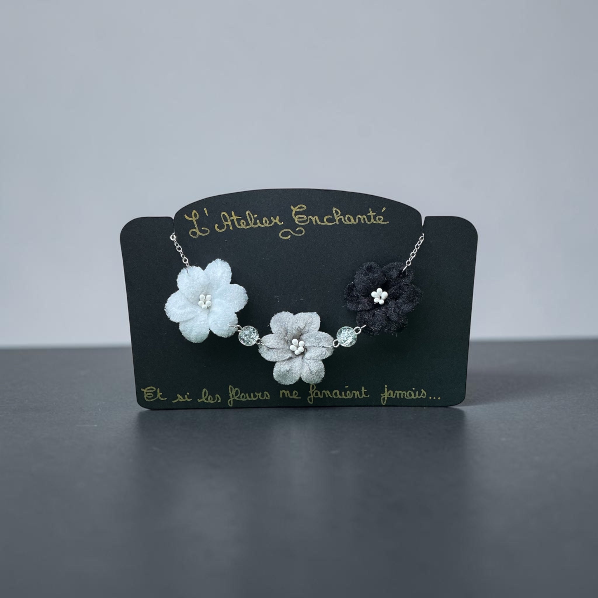 Collier 3 fleurs blanc gris noir