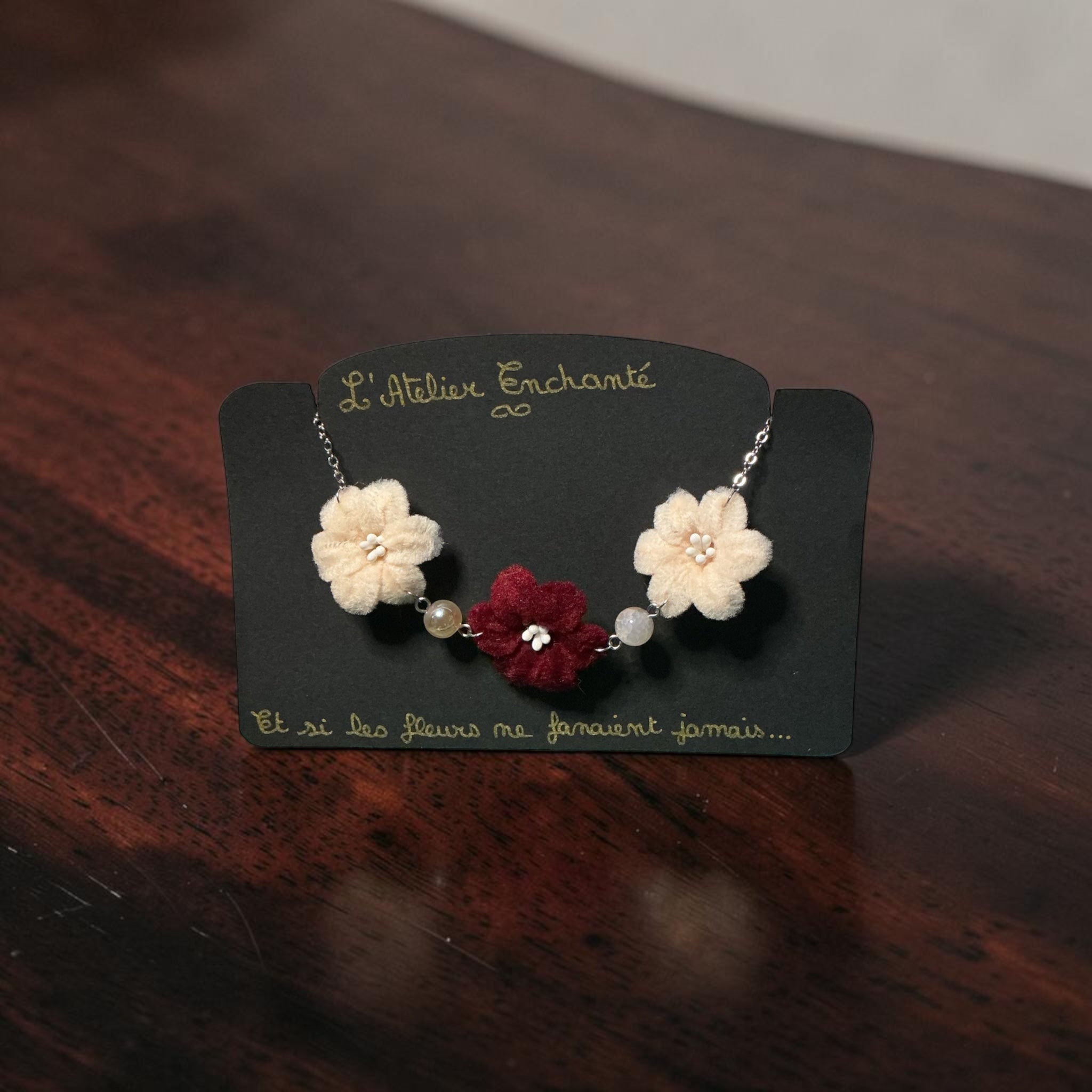 Collier beige et bordeaux 3 fleurs
