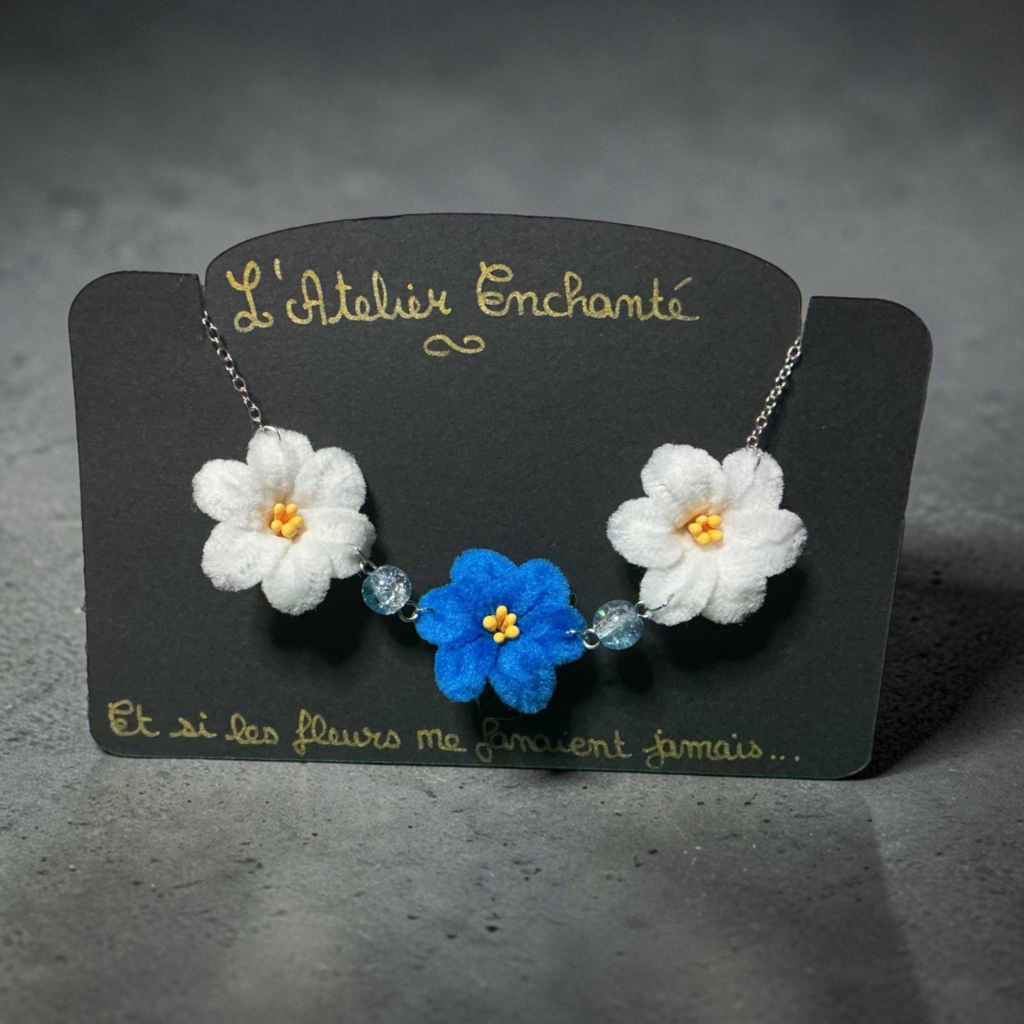 Collier 3 fleurs blanc et bleu chaîne argent