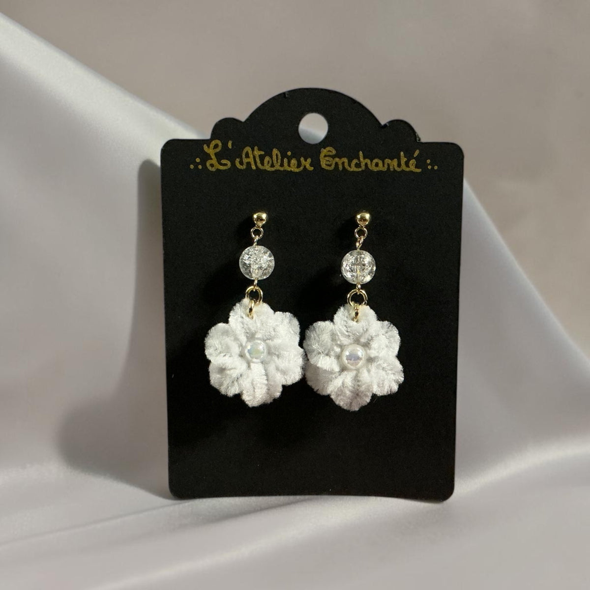 Mini boucles d’oreilles blanches